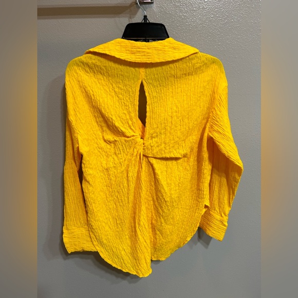 🍁Like New Women’s Urban Outfitters Key Hole Back Button Up - Picture 11 of 12